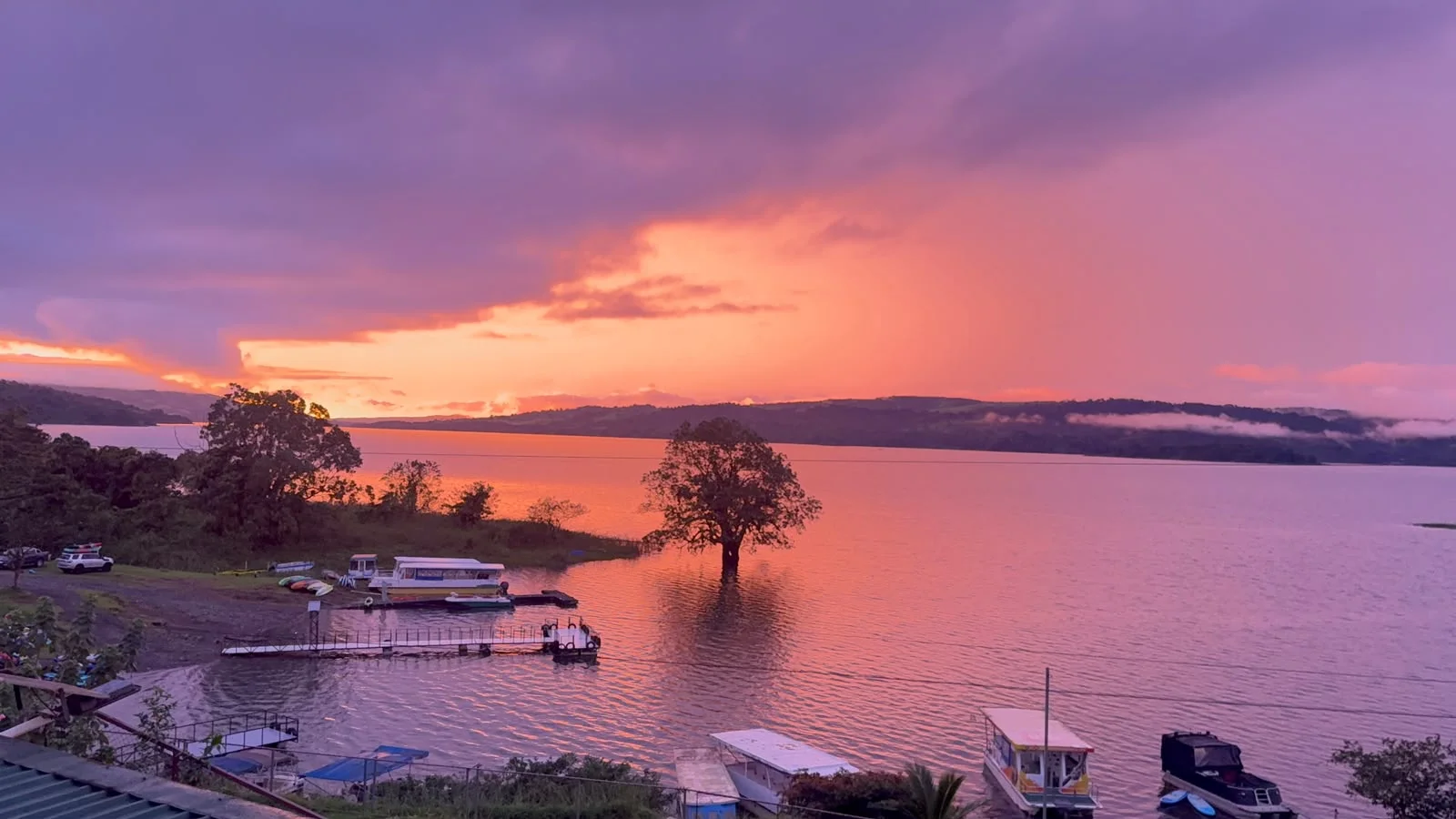 Cielo magenta al atardecer sobre el lago