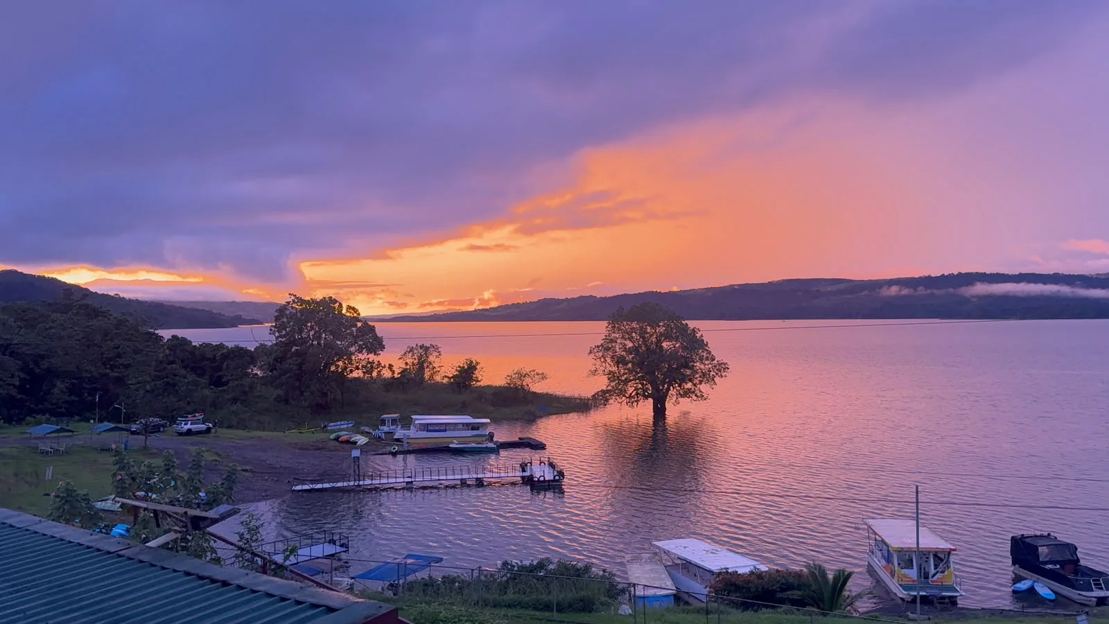 Crepúsculo violeta sobre el lago