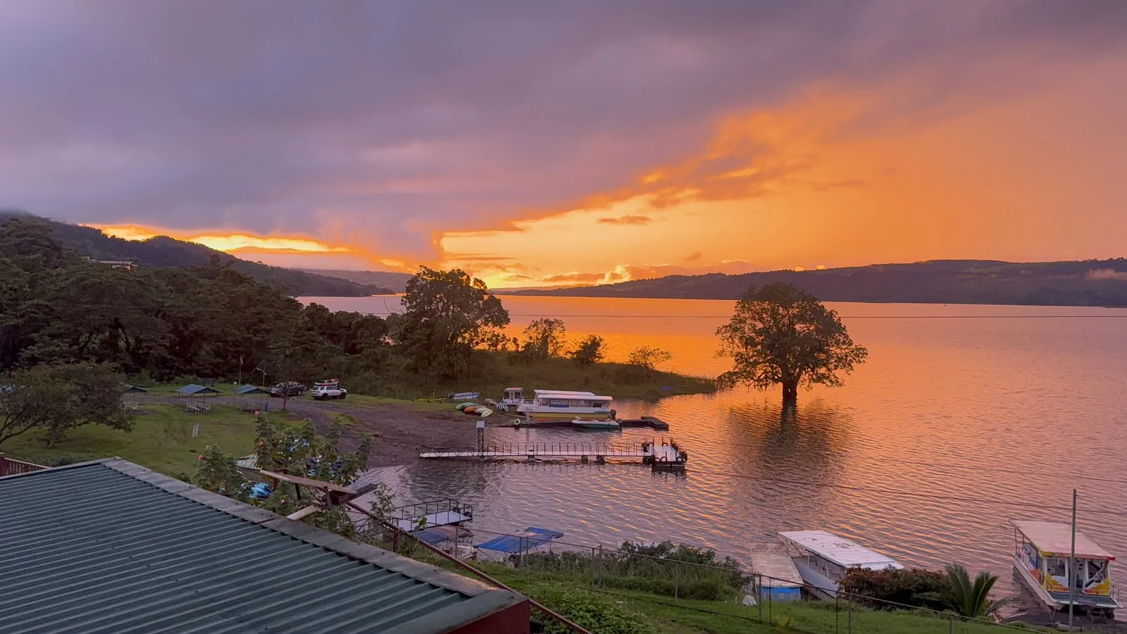 Reflejos del atardecer en el Lago Arenal